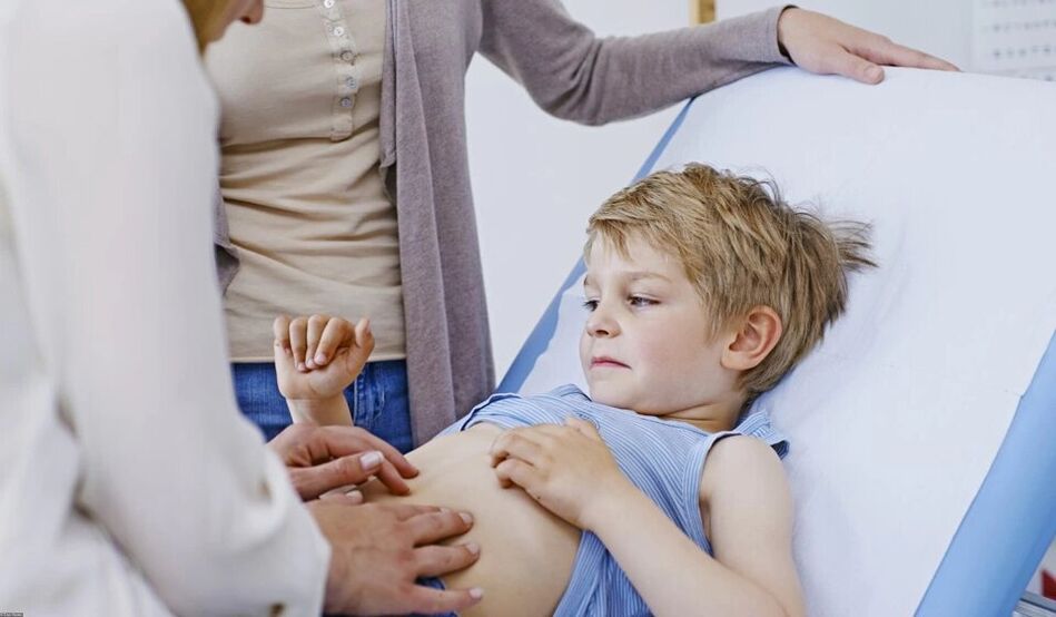 identificatie van parasieten door een arts bij een kind